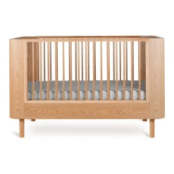 Chambre trio lit bébé 70x140 cm évolutif en canapé yume natural ash + commode 2 portes yume naturel ash wood avec plan à langer+ armoire 2 portes yume