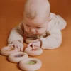 Hochet sensoriel bébé donut en bois fraises