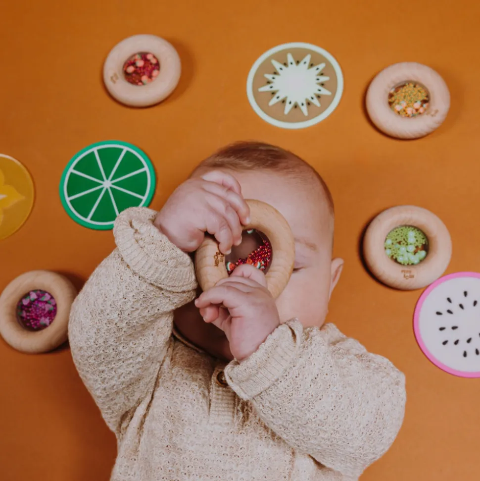 Hochet sensoriel bébé donut en bois fraises