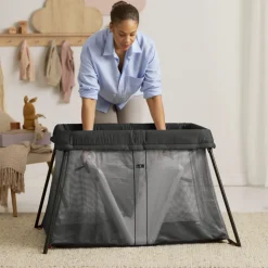 Lit parapluie light babybjorn noir avec drap housse blanc pur organic