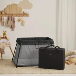 Lit parapluie light babybjorn noir avec drap housse blanc pur organic