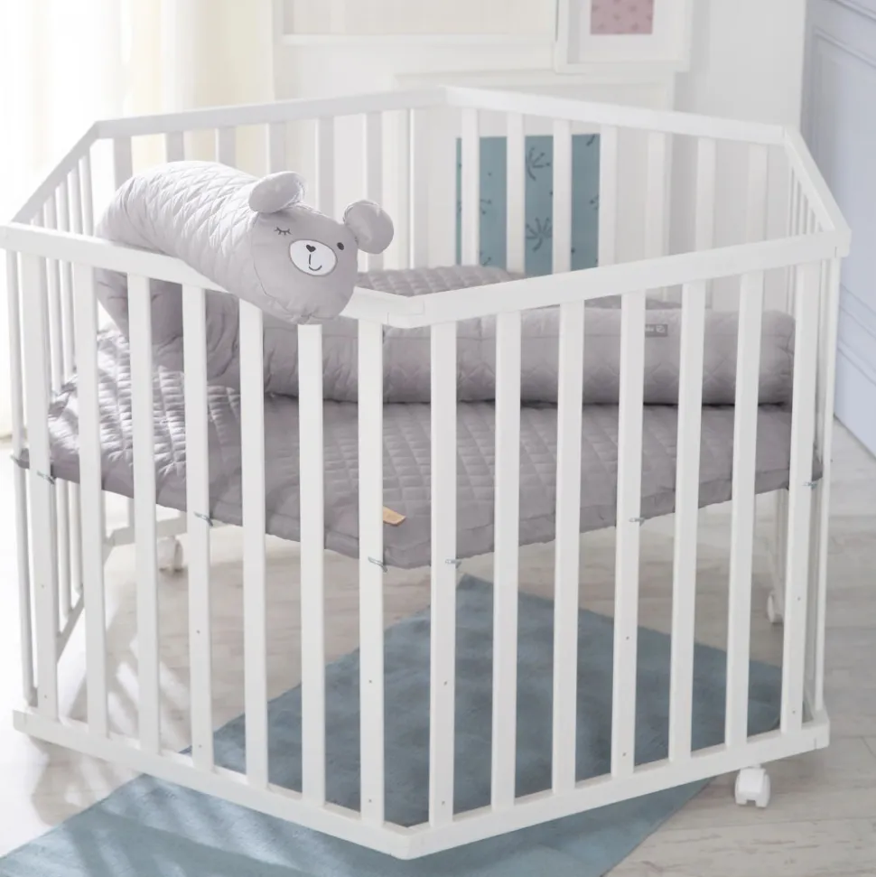 Parc bébé hexagonal sur roulettes bois blanc et tapis de parc gris
