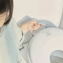 Réducteur de toilette blanc et gris